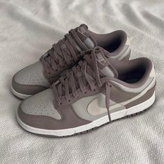 Sneakers 2025 Trend, Wallpaper Nike, Wardrobe Change, Low Dunks, Pretty Sneakers, Nike Shoes Girls