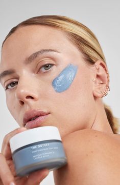 What it is: A mineral-rich mask that is formulated with Blue Clay to help unclog and minimize pores. What it does: Blue Clay helps mineralize pores while a hint of salicylic acid helps reduce shine without overdrying. Nourishing botanicals work to soothe skin. The clarifying mask can be used on the T-zone or all over to help remove impurities, minimize imperfections and promote a uniform skin tone. How to use: On clean, dry skin, apply an even layer of the mask over the face, avoiding the lips a Celebrity Skin Care, The Outset, Blue Face Mask, Cleansing Mask, Blue Clay, Clay Face Mask, Safe Skincare, Blue Mask, Beauty Shoot