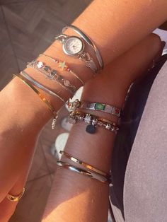 Inspo Bracelets, Silver Accessories Jewelry, Silver Bracelet Stack, Silver Jewlery, Bracelets Charms, Mixed Metal Jewelry, Accessories Silver, Dope Jewelry, Classy Jewelry