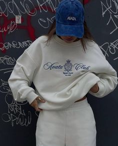 Old Money Hoodie, Old Money Sweatshirt, Sport Outfit Women, High Waisted Jeans Outfit, Monogram Sweater, Heritage Fashion, Cozy Fashion