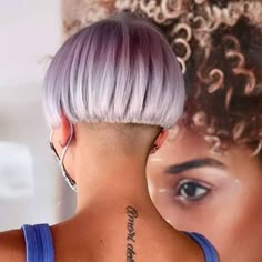 Cette année, les cheveux courts font leur show avec une panoplie de looks tendance. Du carré court à la Pixie Cut, la coupe courte est synonyme d'audace avec des variations au niveau de la coiffure. Bouclée , lisse ou ondulée, avec des mèches asymétriques, une frange et surtout de la couleur... On y ajoute du peps et de la modernité pour que cette coupe soit moins monotone ! Envie de faire un tour chez le coiffeur pour changer de tête ? Découvrez les meilleures idées de coiffures courtes à... Pool Day Hair, Ladies Short Hair, Side Cut Hairstyles, Haircuts For Ladies, Long Hair Cut Short, Short Shaved Hairstyles, Stacked Bob Hairstyles, Short Hair Hairstyles, Corte Bob