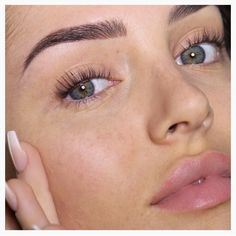 Cosmetic Tattoo Eyebrows, Eyebrow Cut, Eye Lash Tattoo, Mircoblading Eyebrows, Chloe Morello, Ombre Eyebrows, Neutral Lip Color, Botox Lips, Eyebrow Design