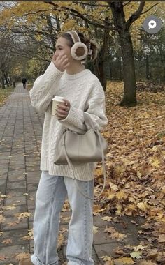 #fallfashion #falloutfits #falloutfitinspo #fallstyle #cupshe #fallclothes #brown #fashion #fallfashion #stylingtips #womensfashion #womensfashion #fallfashion2024 #fall2024 #falloutfits #falloutfits2024 Outfit With Uggs, Uggs Outfits, Stile Blair Waldorf, Estilo Indie, Cozy Fall Outfits, Skandinavian Fashion, Cozy Winter Outfits, Uggs Outfit