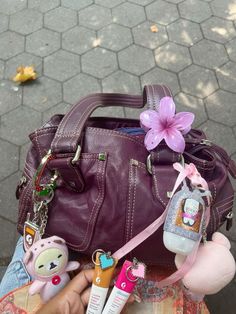 Purses With Keychains, Cute Shoulder Bags For School, Aesthetic Bag Keychains, Bags With Keychain, Cute Bag Keychains, Aesthetic Bag Charms, Keychains On Bag, Flip Phone Charms, Pink Shoulder Bag Outfit