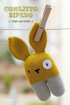 a knitted animal hanging on a clothes line with the words, confitto hipo free pattern