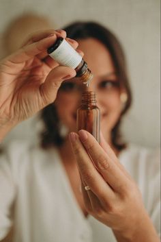 Descubra os benefícios da Aromaterapia para sua vida e de outras pessoas, aprenda e torne-se uma Aromaterapeuta para trabalhar atendendo online ou presencialmente. Clique no site e saiba mais! Tincture Photoshoot, Lifestyle Headshots, Esential Oils, Essential Oil Brands, Essential Oils Business, Skin Therapist, Spa Branding, Homeopathy Medicine