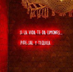 a red neon sign that reads, si la via te da limoones pride y tequila