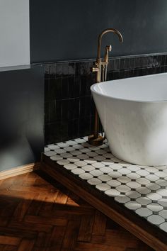 Transform your bathroom into a chic Parisian oasis with this comprehensive guide. Discover design tips and ideas to create an elegant Parisian bathroom. Parisian Interior Style, Parisian Style Decor, Ceramic Bathtub, Parisian Interior Design, Parisian Interior, Ikea Finds, Scandinavian Bathroom, Free Standing Bath Tub