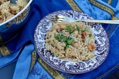 Looking for the perfect fall comfort food? Look no further! This simple Oven Baked Chicken and Rice dish is a one-pan wonder, with tender chicken, fluffy rice and comforting flavors. This cozy dish is perfect for a chilly evening in. 🍂 Oven Baked Chicken And Rice, Baked Chicken And Rice, Quick Chicken Dinner, Chicken And Rice Dishes, Fiesta Chicken, Fluffy Rice