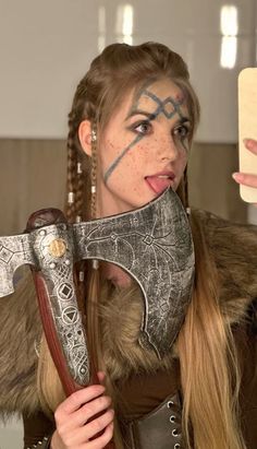 viking cosplay Nordic Costume Female, Female Viking Outfit Drawing, Ren Fair Viking Woman, Lady Viking Costume, Easy Viking Costume, Viking Warpaint, Viking Girl Costume, Viking Woman Aesthetic, Warrior Hairstyles Woman