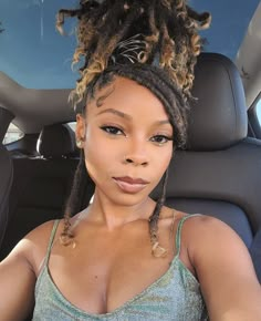 Locs In Pineapple, Loc Palm Tree Styles, Loc Pineapple Styles Black Women, Dreadlock Updo Hairstyles Black Women, Women With Locs Fashion, Pineapple Hairstyle Locs, Loc Pineapple Ponytail, Locs Black Women Short, Green Locs Black Women