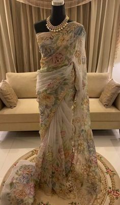 2024 Saree Trends, Sari Dress Design, Desi Fusion Outfits, Sari Aesthetic, Cosmetics Poster, Muslin Saree, Bengali Saree