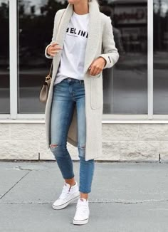 Love this coat! Witte Sneakers Outfit, Casual Office Attire, Looks Jeans, Platform Converse, Fall Fashion Trends, Trench Coats