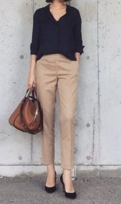 Uniqlo Women Outfit, Stylish Business Casual, Minimalist Moda, Casual Work Attire, Casual Work Outfit, Classy Work Outfits, Stylish Work Outfits