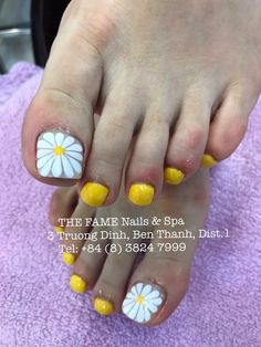 Cruise Pedicures, Yellow Pedicure Toenails, Yellow Toe Nail Designs, Pretty Toenails, Beach Toe Nails, French Toe Nails, Yellow Toe Nails, Nails Pedicure, Pedicure Designs Toenails