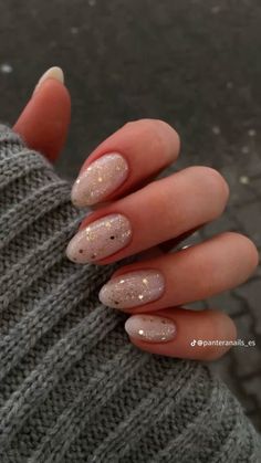 Classy Christmas Nails 2023, New Year Glitter Nails, New Years Nail Ideas Short, Plexigel Nail, Nails For Christmas And New Years, Short Office Nails, Biab Nail Ideas, Nail Ideas For January, New Years Nails Simple