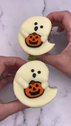 Fill your cupcake liners half full and add a marble to shape into ghosts 👻
Bake as normal 🧁
Use a round piping tip to pipe your buttercream 🧈
Press down onto parchment paper 📄
Freeze for 20 minutes 🥶
Remove parchment paper and decorate 🤍
I used black candy melts to pipe the faces 🖤
I gave them royal icing pumpkins to hold 🎃
I used tip 12 to pipe his wee arms 👻 Royal Icing Cupcakes, Skeleton Cupcakes Halloween, Pumpkin Decor Cupcakes, Ghost Shaped Cupcakes, Ghost Face Cupcakes, Unique Halloween Desserts, Halloween Cupcakes Ghost, Pastel Halloween Cupcakes, Halloween Cupcakes Ideas Easy