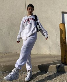 Poses In Sweatpants, Sweat Pants Aesthetic, Aesthetic Streetwear Girl, Sweat Photoshoot, Sweat Pants Outfit Baddie, Sweatpants And Hoodie Outfit, Outfit Streetwear Girl, Fashion Manifestation, Sweatpants Aesthetic