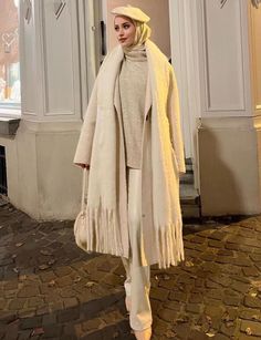 Winter Coat Outfits Snow, Hijab Outfit Autum, Hijabi Snow Outfits, Hijab Outfit For Winter, Winter Outfits Hijab 2024, Winter Outfits With Hijab, Hijabi Style Winter, Winter Hijab Outfits Dresses, Winter Fashion Outfits Hijab