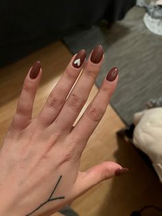 Brown Valentines Nails Acrylic, Brown Nails White Heart, Brown Nails Ideas Simple, Brown Nails With White Heart, Brown Nails With Pink Heart, Fall Nails With Hearts, Short Nail Designs Heart, White Nails On Brown Skin, Brown Valentines Nails