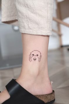 a small dog's face on the ankle is shown in black ink, and it has