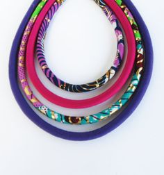 Ce collier multirang africaine est un excellent moyen de faire une déclaration. Il a cet aspect lumineux et coloré qui va élever n’importe quelle tenue simple de terne à fab. C’est est un superbe collier et sera certainement un show off et un morceau de conversation. Et la bonne nouvelle, son African Jewellery, African Jewelry, Multi Strand Necklace, Bib Necklace, African Fabric, Gift Wedding, Multi Strand, Bridesmaid Gift, Statement Jewelry