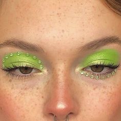 Green Eye Makeup Festival, Eyeshadow Blush Look, Makeup Ideas Gemstones, Hslot Makeup Ideas, Simple Fun Eye Makeup, Brat Summer Makeup, Fun Eye Makeup Ideas, Green Liner Makeup, Makeup Strass Eye