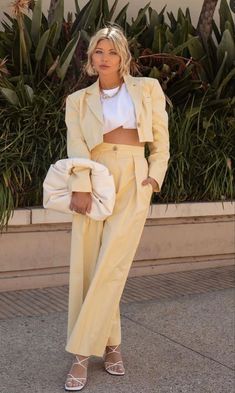 Yellow Monochromatic Outfit, Light Yellow Outfit, Yellow Bodysuit Outfit, Aunt Vibes, Yellow Bodysuit, Summer Office Outfits, Style Feminine, Estilo Fitness, Monochromatic Outfit