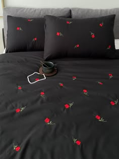 Rose Embroidered Duvet Cover Set Without Filler Hand Painted Bedsheets, Painted Bedsheets, Handmade Bed Sheets, Cute Duvet, Crochet Bedsheets, Embroidered Sheets, Striped Bed Sheets