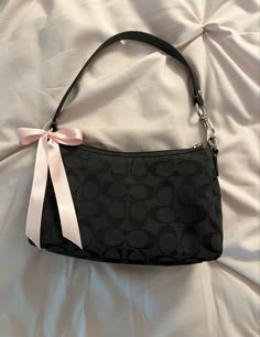 Bag Storage Ideas Handbags, Coach Bag Aesthetic, Decorated Purse, Coach Bags Handbags, Handbag Aesthetic, Shoulder Purses, Cute Purse