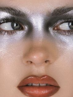 Natural Editorial Makeup, Silver Face Makeup, Sliver Makeup, Catwalk Makeup, Silver Eye Makeup, Futuristic Makeup, Metallic Makeup, Silver Makeup