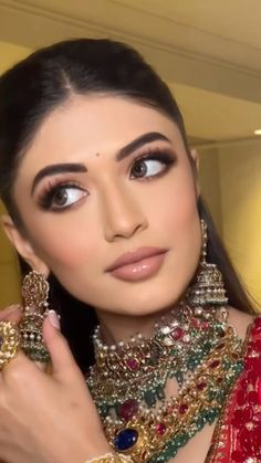 Indian Makeup Looks Wedding, Soft Glam Makeup Indian Skin, Pakistani Makeup Looks Natural, Indian Wedding Eye Makeup, Indian Baddie Makeup, Simple Desi Wedding Makeup, Natural Makeup Indian, South Asian Bridal Makeup, Natural Bridal Makeup Indian