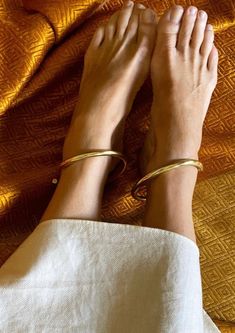 Jawa Classic, Anklets Indian, Sitting Pose, Expensive Jewelry Luxury, Antique Jewelry Indian, Gold Anklet, India Jewelry, Expensive Jewelry, Silver Jewelry Fashion