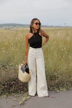 How To Style Wide Leg Jeans, Style Wide Leg Jeans, Wineries Outfit, Wide Leg Jeans Outfit, White Jeans Outfit, Black White Outfit, High Rise Wide Leg Jeans