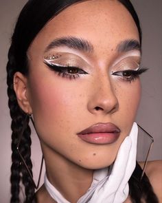 White Eye Makeup Looks, Silver Eyeshadow Looks, Ice Makeup, Winter Make Up, White Eye Makeup, Maquillage Yeux Cut Crease, Maquillage On Fleek, Silver Makeup, Silver Eyeshadow