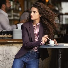 Fitted Jacket, Long-Sleeved Blouse and Straight Regular Jeans Paris Outfits Fall, Outfit Ideas Fall, Parisian Fashion, Paris Outfits, Hair Photo, Curly Girl, French Girl, Fall 2018, Fashion Shoot