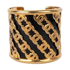 Chanel - Golden metal cuff bracelet enameled with black. Additional information: Condition: Very good condition Dimensions: Wrist circumference: 14 cm - Height: 6 cm Seller Reference: BRAB44 Luxury Enamel Cuff Bracelet Bangle, Luxury Enamel Cuff Bangle Bracelet, Luxury Enamel Cuff Bangle, Black Enamel Bangle Bracelet, Vintage Black Bangle Cuff Bracelet, Black Enamel Bracelet Jewelry, Black Metal Cuff Bracelet For Gift, Black Metal Cuff Bracelet As Gift, Black Metal Bangle For Formal Events