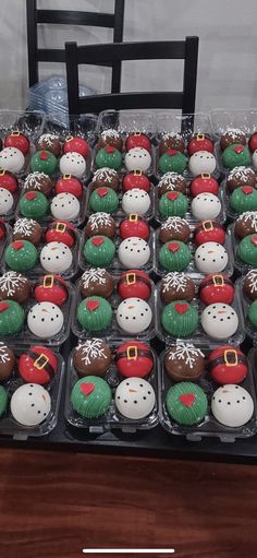 there are many cupcakes that have been decorated with santa hats and snowmen