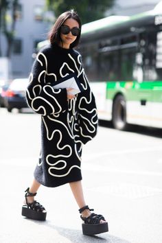 Yoyo Cao, Street Style 2017, Outfit Vintage, Black Dress Outfits, Looks Black, Milan Fashion Weeks, Street Style Inspiration, Mode Inspo, Cool Street Fashion