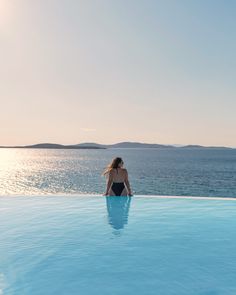 Infinity Pool Pictures Ideas, Infinity Pool Photoshoot, Infinity Pool Pictures, Infinity Pool Poses, Pool Mediterranean, Pool Photoshoot Ideas, Maldives Couple, Swimming Pose