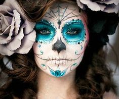 Makeup Halloween Easy, Skull Makeup Halloween, Skull Makeup Ideas, Easy Halloween Makeup Looks, Halloween Schminke, Dia De Los Muertos Party Ideas, Queen Of Hearts Makeup, Halloween Makeup Sugar Skull, Spooky Makeup