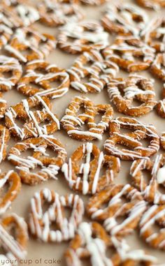 there are many pretzels on the table ready to be eaten for desserts