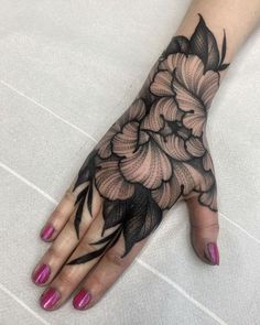 Hand Tattoo Designs, Manga Tattoo, Hand Tats, Daisy Tattoo, Tattoo Hand, Small Hand Tattoos, Bee Tattoo, Piercings And Tattoos, Hand Tattoo