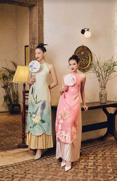 #FashionShoots #Poses #TwoModels #Beauty #Chic Ao Dai Modern Fashion, Chinese Outfits Modern, Cny Outfit, Chinese Clothing Modern, Modern Chinese Fashion, Asian Style Dress, Vietnam Dress, Modern Qipao, Elegant Dresses Classy