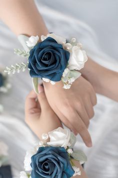 Wedding Coursage, Prom Things, Shoulder Corsage, Prom Flowers Corsage, Blue Corsage, Wrist Corsage Wedding, Wrist Corsage Prom, Prom Corsage And Boutonniere, Diy Corsage