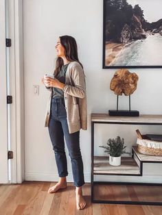 Feminine Minimalist Style Winter, Minimalist Mom Outfit, Earthy Vibes Outfits, Minimalist Workwear, Working Mom Fashion, Birkenstock Outfit, Skandinavian Fashion, Clothing Trends, Fall Winter Wardrobe