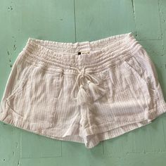 New Without Tags. White Roxy Shorts Size Large. Cute White Shorts, Beachy Cotton Bottoms With Pockets, White Relaxed Fit Beachy Bottoms, Beachy White Relaxed Fit Bottoms, Beachy Cotton Bottoms For Day Out, Obx Wardrobe, Mall Haul, Tuff Fits, Clothes Shorts