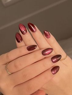 Cat Eye Nails Burgundy, Fall Cateye Nails Designs, Cateye Red Nails, Red Nails Cat Eye, Burgundy Cat Eye Nails, Fall Cateye Nails, Red Magnetic Nails, Red Cat Eye Nails Design, Nailart Cateye