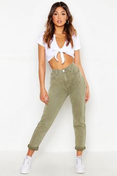 In this article, we are going to explore 10 different styles to wear high waisted jeans. There a range in types of jeans, but at this time, we are very specific only at high waisted jeans. It is a fantastic kind of jeans. It is easy to style with anything like a crop top, hoodie, tee, etc. They are huge number of styles and patterns. #highwaistjeans #highwaistedjeans #jeans👖#fashion #fashionblogger #fashionista #fashiongram #fashionable #fashiongirl #instafashion #fashionstyle #lifestyle Cute Mom Jeans, Perfect Jeans Fit, Look Grunge, Mom Jeans Outfit, Latest Jeans, Mode Casual, High Waisted Mom Jeans, Jeans Mom, Boyfriend Style