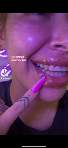 Toothgems tooth gems teeth whitening baddie Tooth Gem Canine, Tooth Gems Placement Ideas, Tooth Gems On Gap Teeth, Cute Tooth Gem Ideas, Tooth Gem Inspiration, Simple Tooth Gems Ideas, Teeth Gaps Aesthetic, Teeth Gens